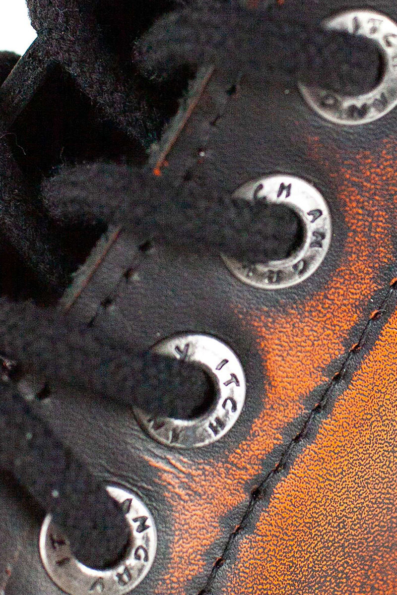 Angry Itch 8 Loch Stiefel Orange Rub Off